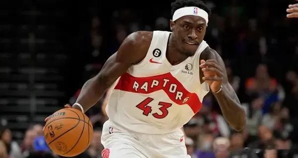 据NBA分析网报道，东部老鹰和猛龙队算是一对烂兄烂弟，有着一手好牌但开赛以来战绩