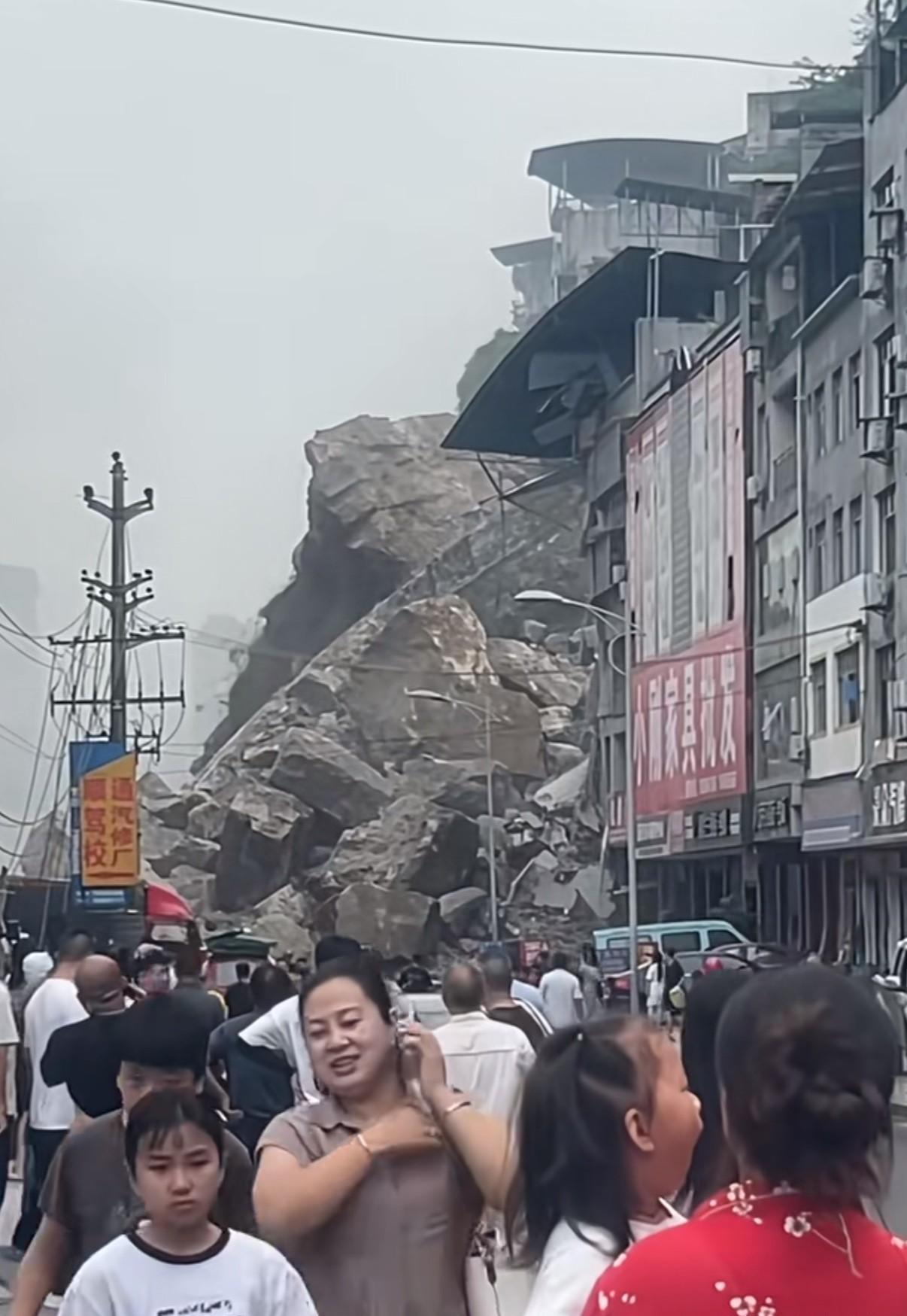 极端天气成新常态，

事故频发，

究竟是天灾还是人祸？

说实话，我读到“梅大