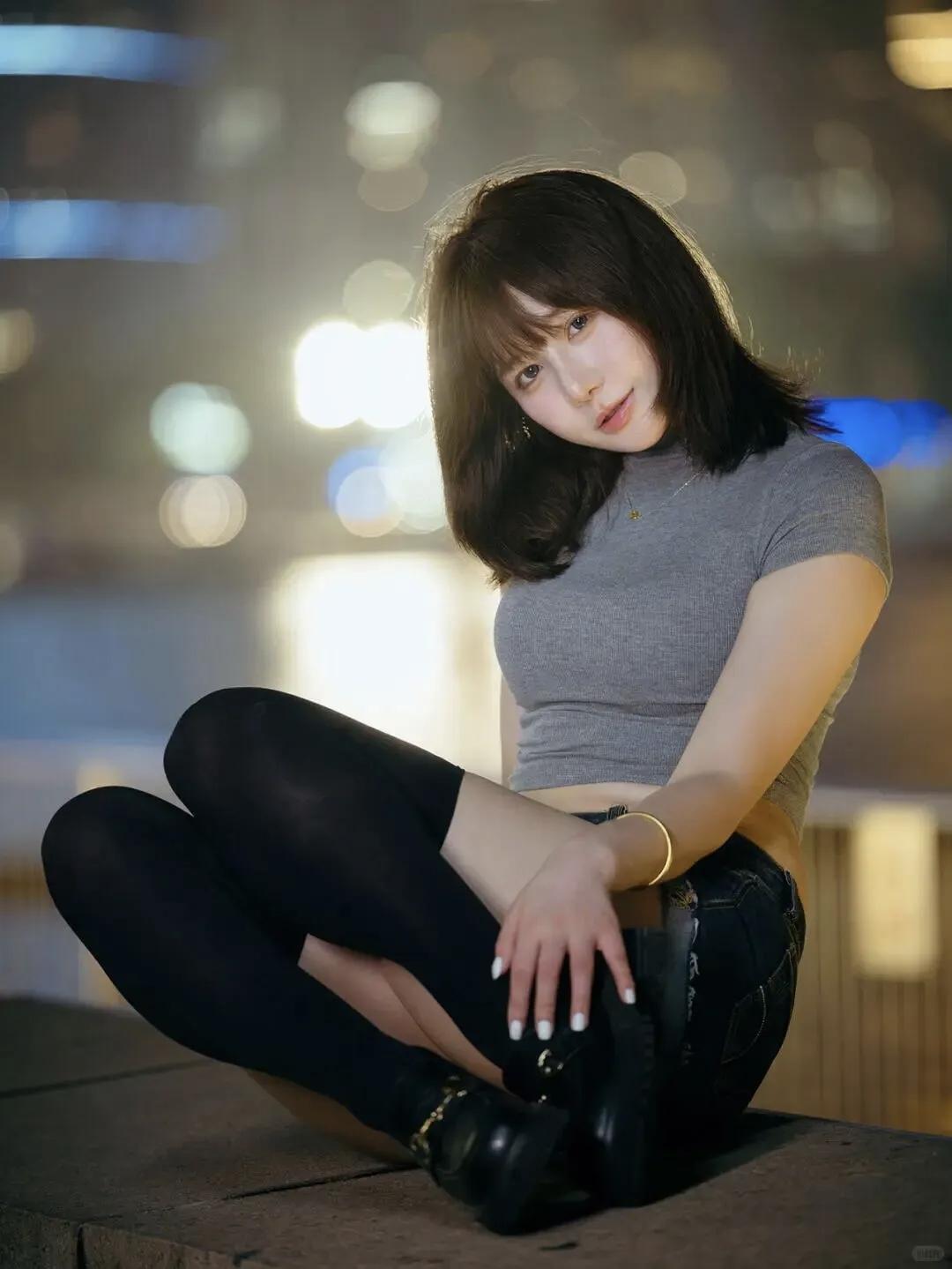 夏天岸边夜景
是一场视觉盛宴
性感高级神秘气质全拿捏
她身姿优雅
似神话仙女
用