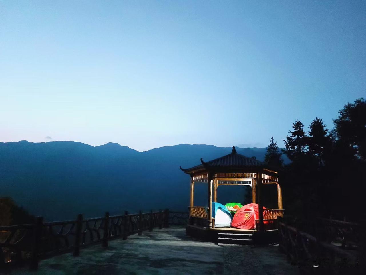 父亲节快乐，父爱加山。为何很多孩子都恨父亲，罕有对母亲不满的，不知道为什么？父亲