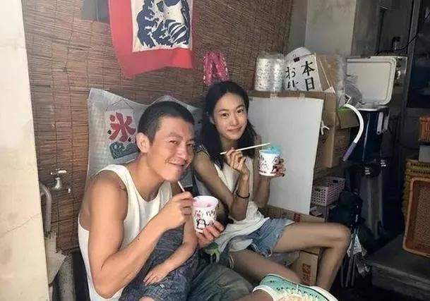 乍看这张照片，照片里的老帅哥真没认出是当年那位火遍亚洲的男星——这分明就是乡下再