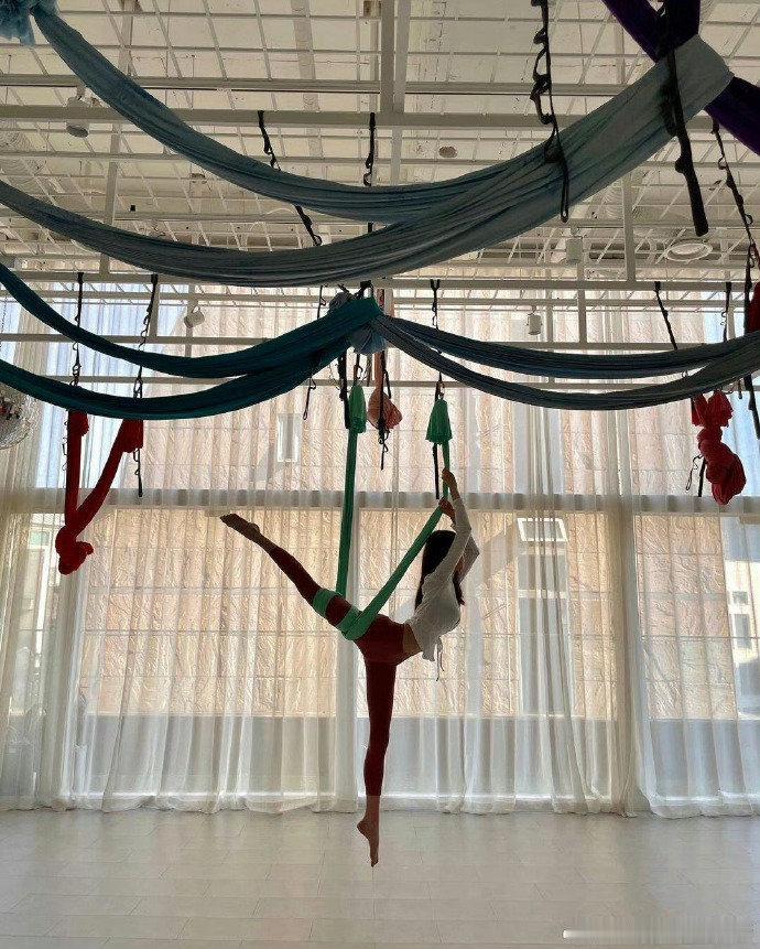 刷到张元英之前分享自己空中做瑜伽的照片，真的被震惊到了
她真的很喜欢运动，天选爱