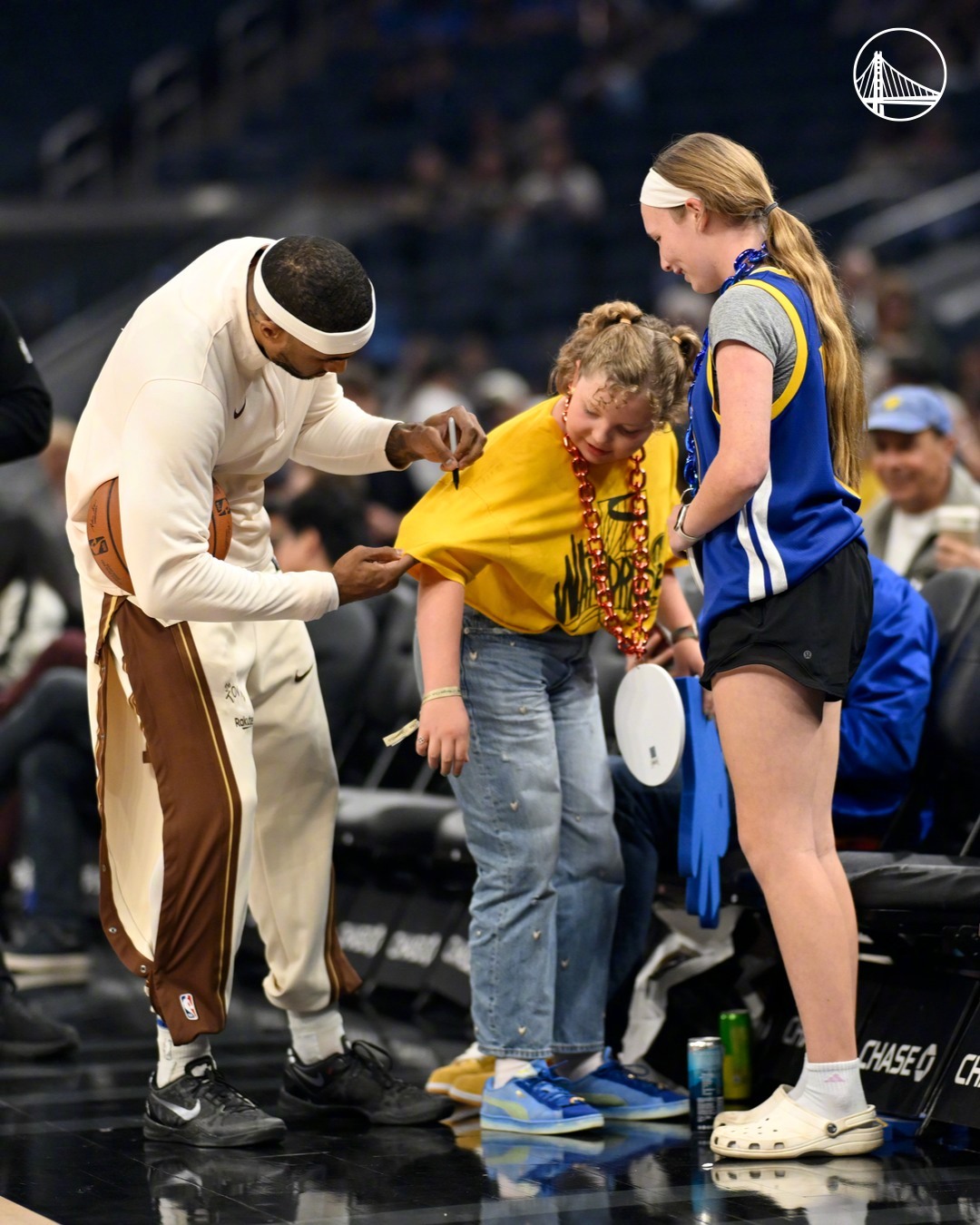 “这个赛季很磨人，但我们都扛过来了。而勇士球迷，一直陪着我们。这里最特别的地方就