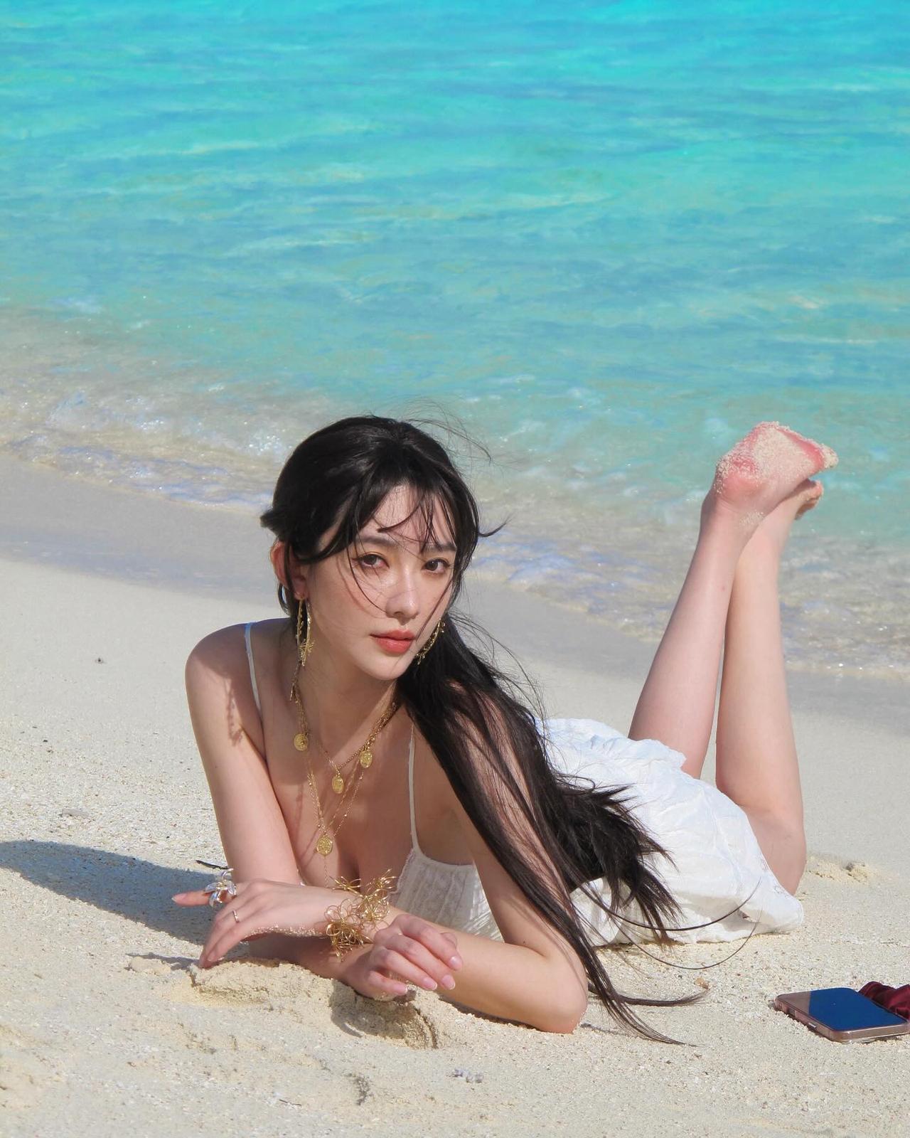 海边的漂亮小姐姐，仙气飘飘！