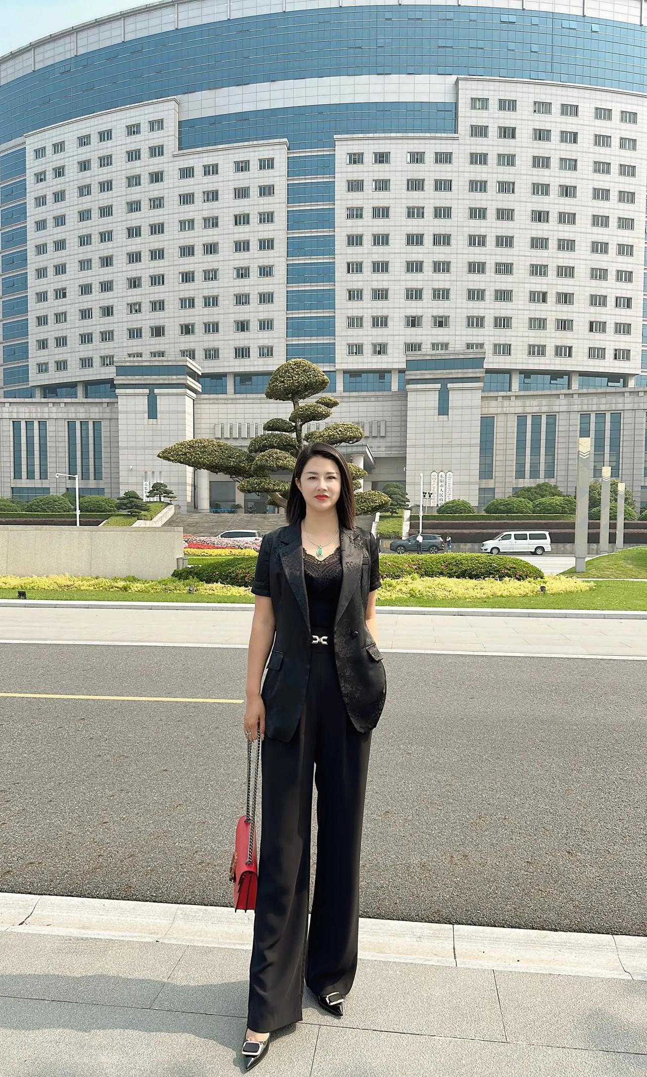 这世间，人来人往的。首先无非都在过日子，其次才是享受生活，所以开心快乐最重要！