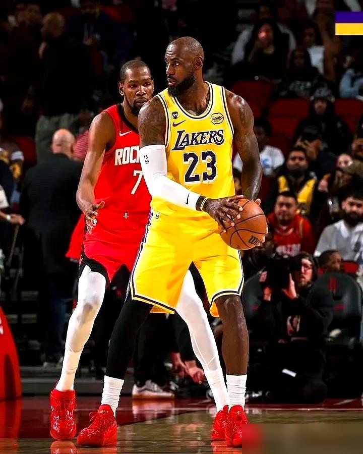 湖人最近的防守，简直换了个画风。
 
以前玩绅士篮球，现在直接贴身肉搏。近10场