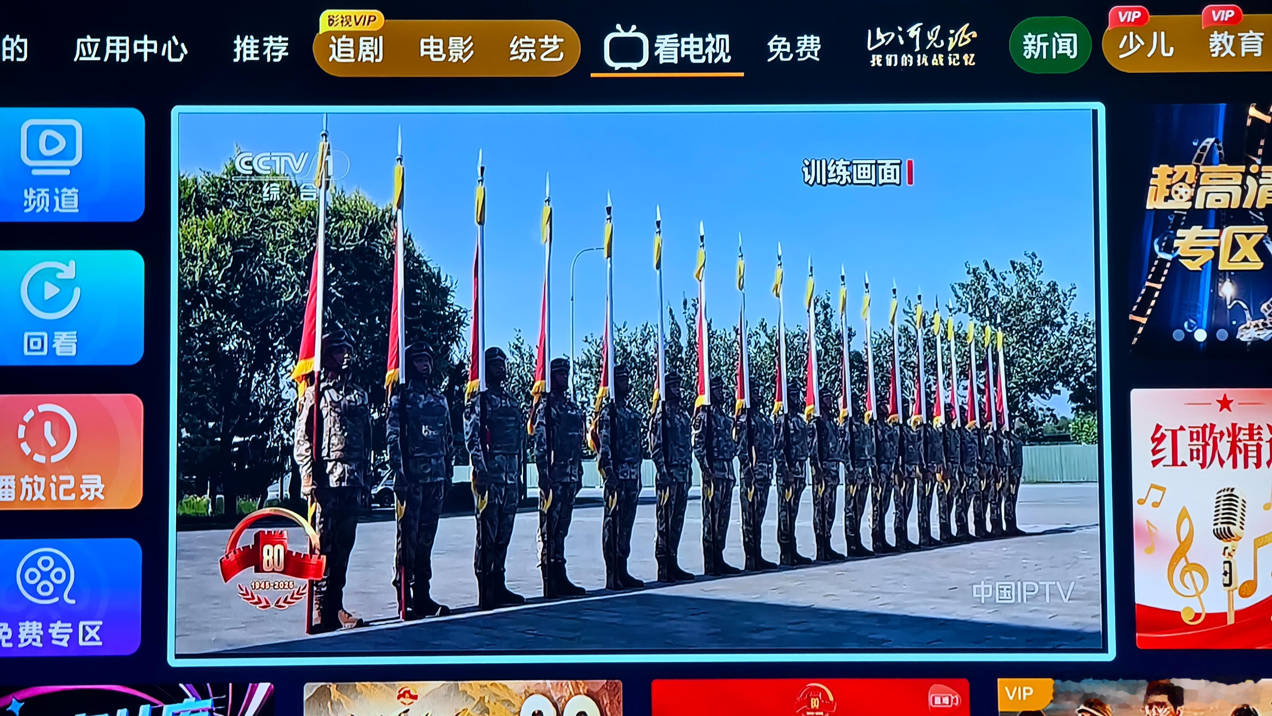 九三盛大阅兵一早把一家老小叫起来看大阅兵我家小屁孩还懵懵懂懂，直呼战士好帅，以后