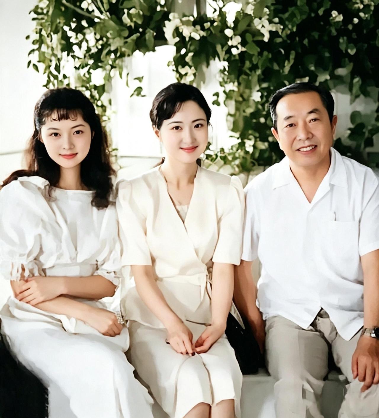 这是饰演林黛玉的陈晓旭与饰演薛宝钗的张莉和时任央视副台长戴临风坐在一起。戴临风对