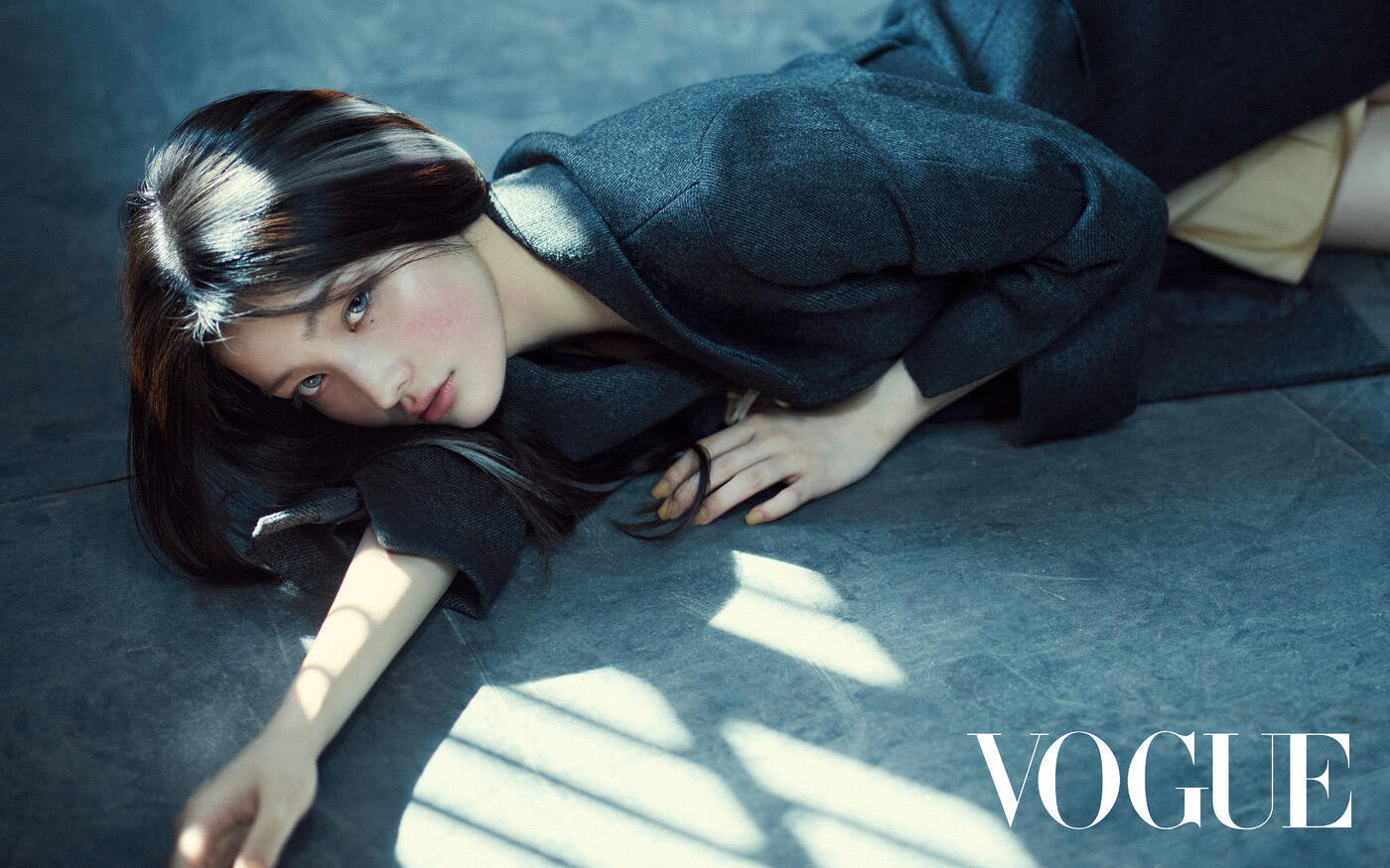 ILLIT身穿MiuMiu登VOGUE KOREA封面 表现力如何？YUNAH、
