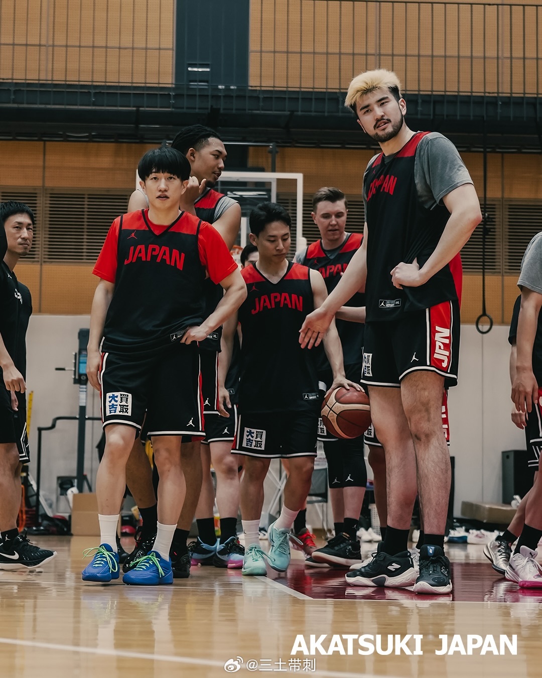 中国男篮 中国男篮 日本男篮最新的训练照中，看到了刚加入的河村勇辉，图1可以看到