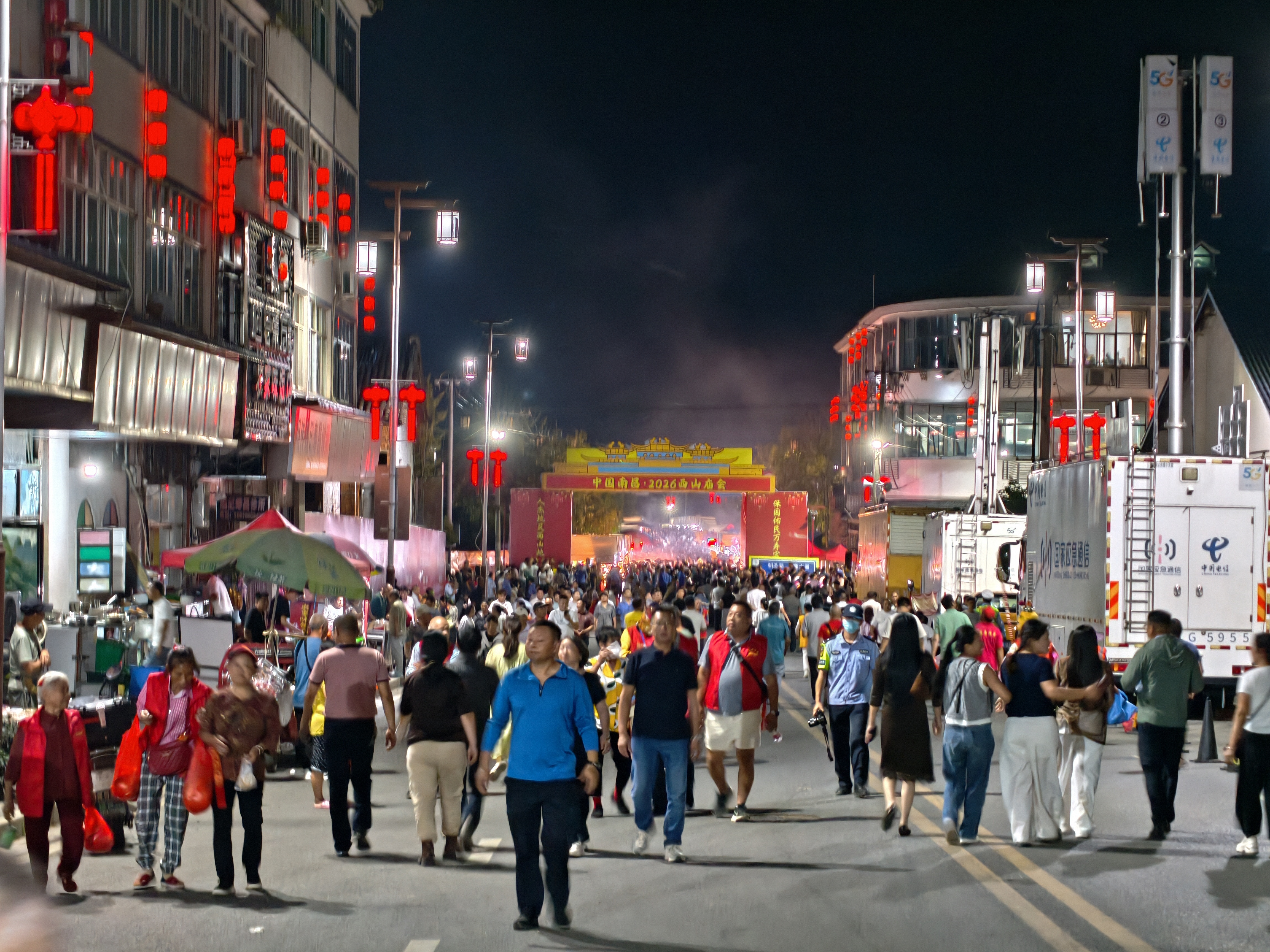 老家每年这个时候都会异常热闹，有好多来自全国各地的“朝圣者”来敬香，整个小镇都不