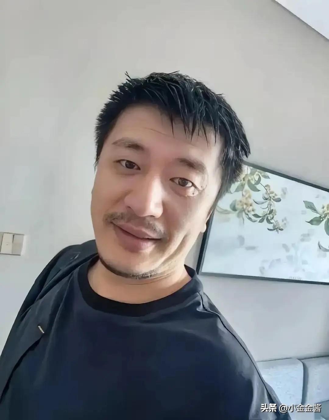 3小时2个亿
比明星还赚钱的人
终于出现了

他就是，张雪峰。

往年，每次高考