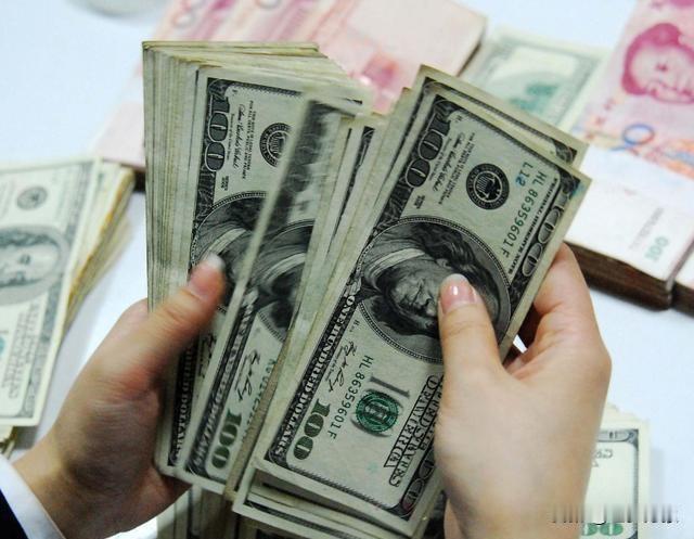 其实啊，这背后藏着几个关键原因。首先，咱们普通老百姓心里犯嘀咕——经济环境不确定