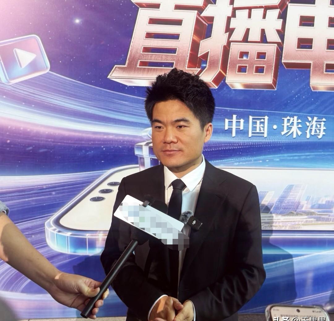 董宇辉消失三个月，直播间销售额却翻了一倍。210亿。
不是他偷懒，而是他亲手把“