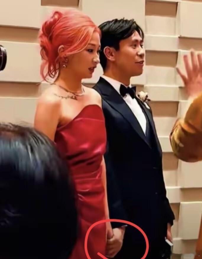 刘欢女儿结婚刘欢女儿刘一丝重庆大婚，红发造型亮眼。这位歌坛教父台上只言片语，眼角