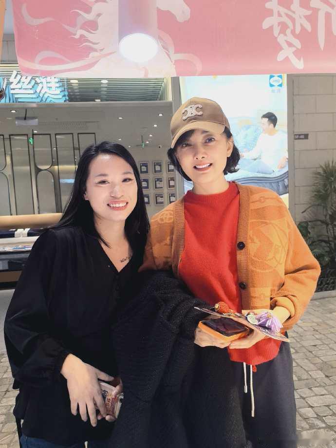 网友偶遇牛莉被牛莉的冻龄状态狠狠惊艳！平安夜市集偶遇，眉目和蔼又亲切，性格超好，