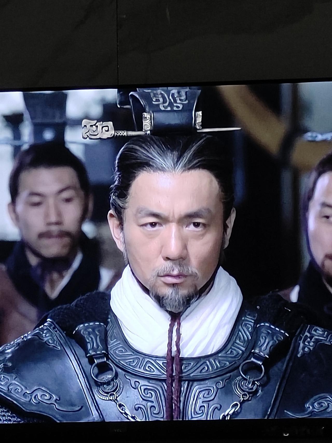 这位大哥表情严肃，像是在思考。