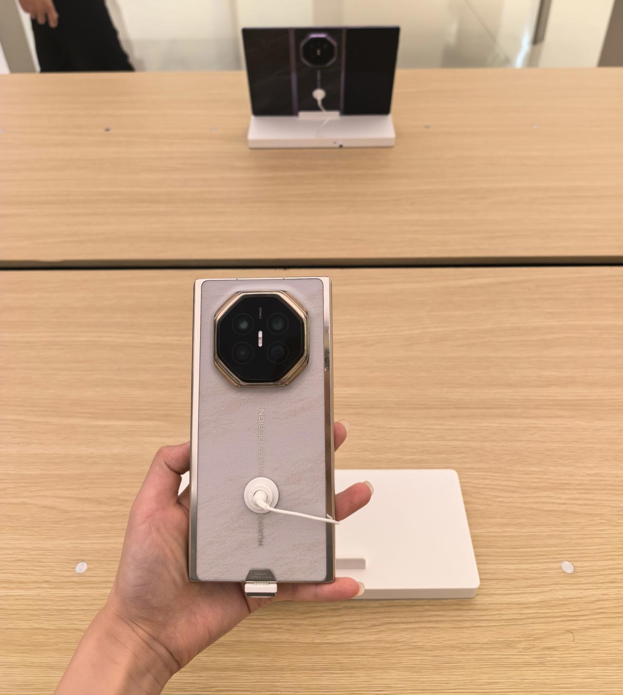 华为 Mate XT 2 非凡大师今日10:08全渠道正式开售，好多朋友都在问在