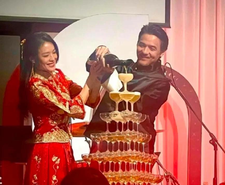 舒淇冯德伦结婚8周年补办中式婚宴，结婚8周年甜蜜如初！红色喜庆装扮下两人深情亲吻
