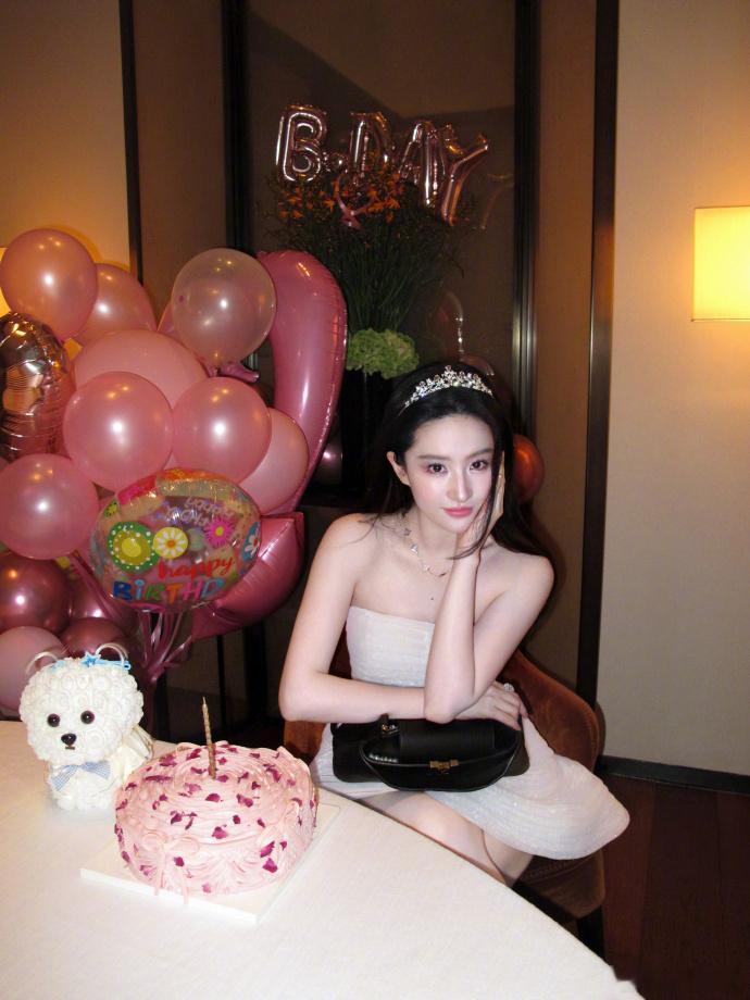 刘亦菲皇冠加身像童话公主刘亦菲晒出派对九宫格记录生日时刻，华丽皇冠搭配纯白色抹胸