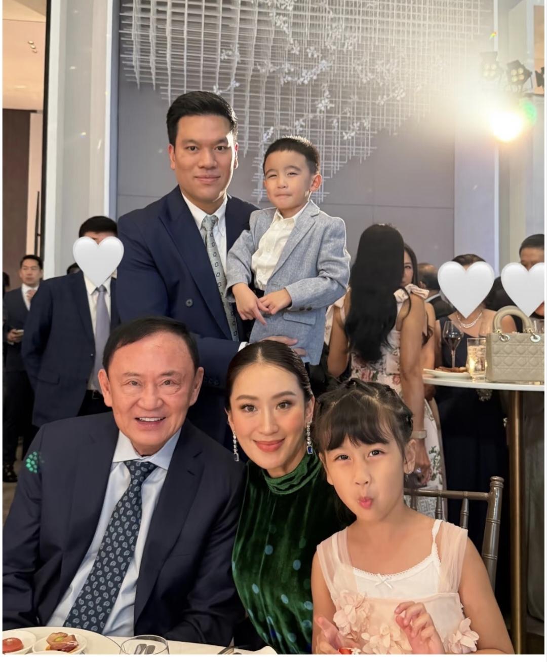 佩通坦时隔12天露面，出席婚礼依旧惊艳众人
 
还记得佩通坦做总理的时候，公务排