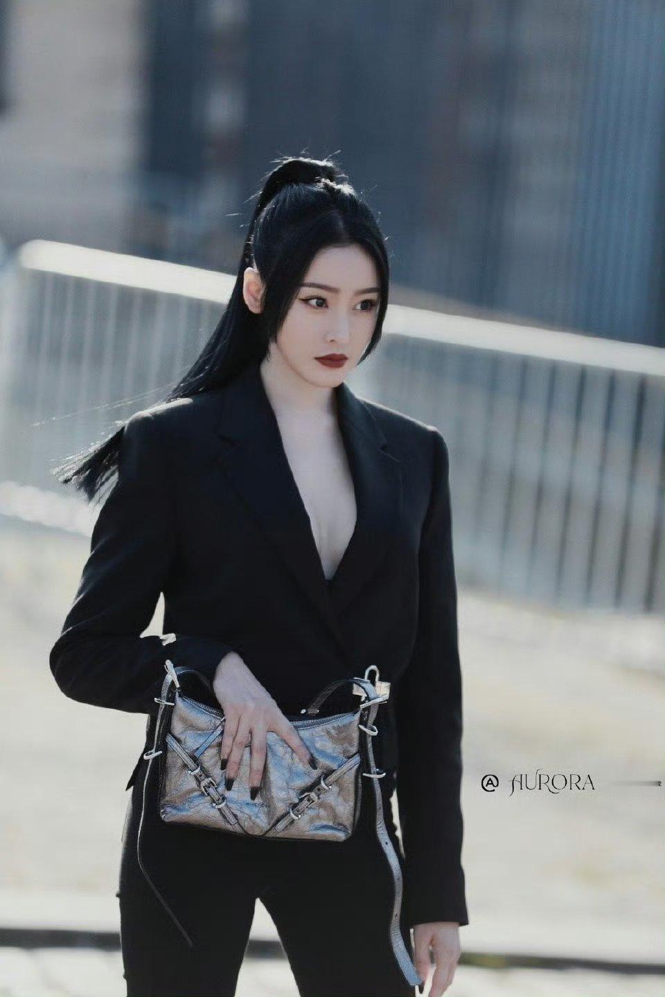 张天爱中空西装大片，化身黑衣“女特工” ​​​
