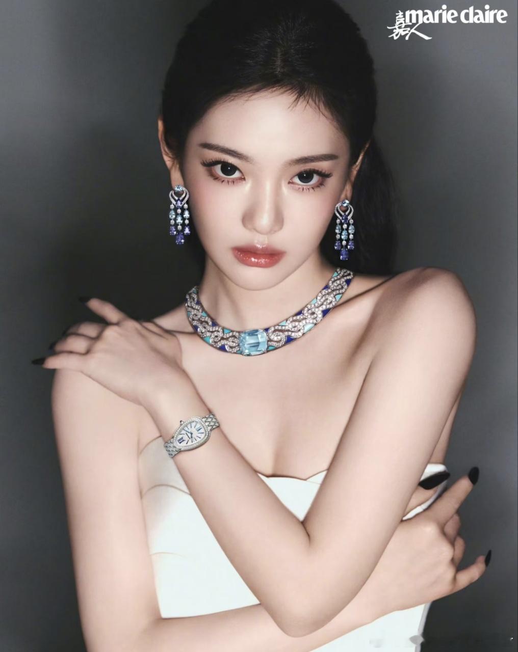 宝格丽把宁艺卓当圣诞树了吗宁艺卓嘉人封面表现力 宝格丽：别的艺人戴一件高珠，宁艺