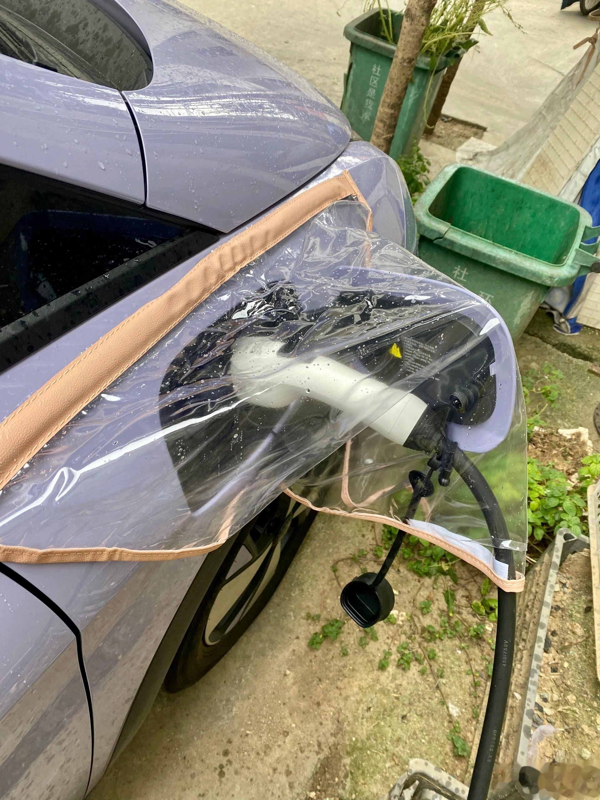 电车下雨天充电，这样操作就不怕漏水进去了！ ​​​