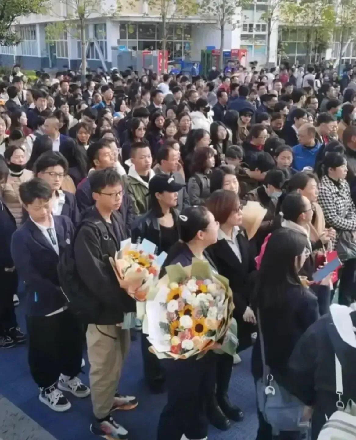 一场令人震撼的葬礼，古今中外少有之。
一位民营企业家“永垂不朽”，超乎想象，但又