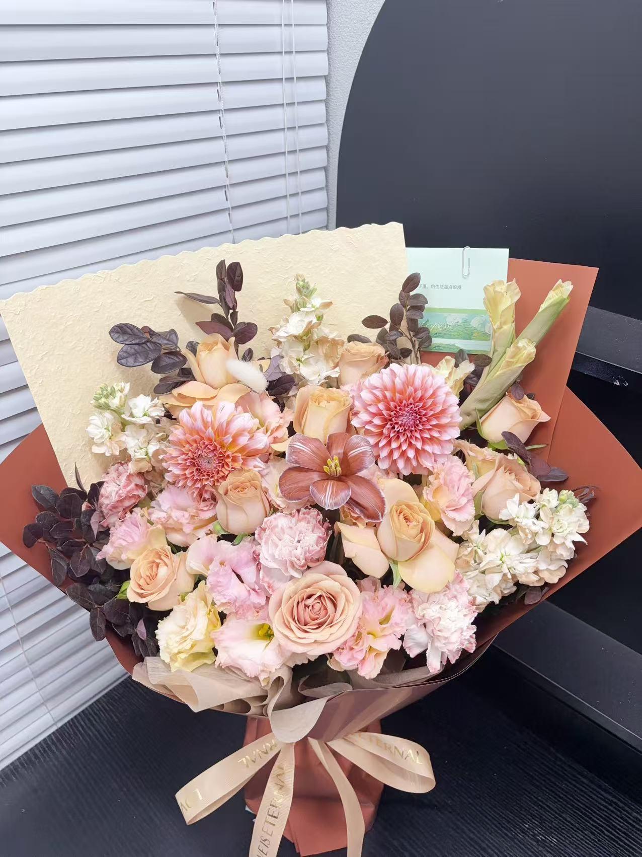 今天是妻子的生日，女儿为妈妈订的鲜花，我也从厦门赶回来给妻子过生日，虽然不能赶上