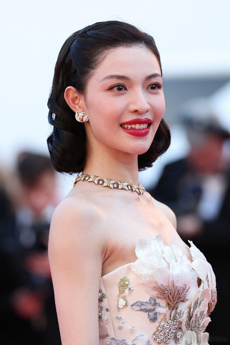 G社拍的戛纳红毯上的钟楚曦钟楚曦戛纳白色花卉刺绣高定钟楚曦美得好权威啊！戛纳电影