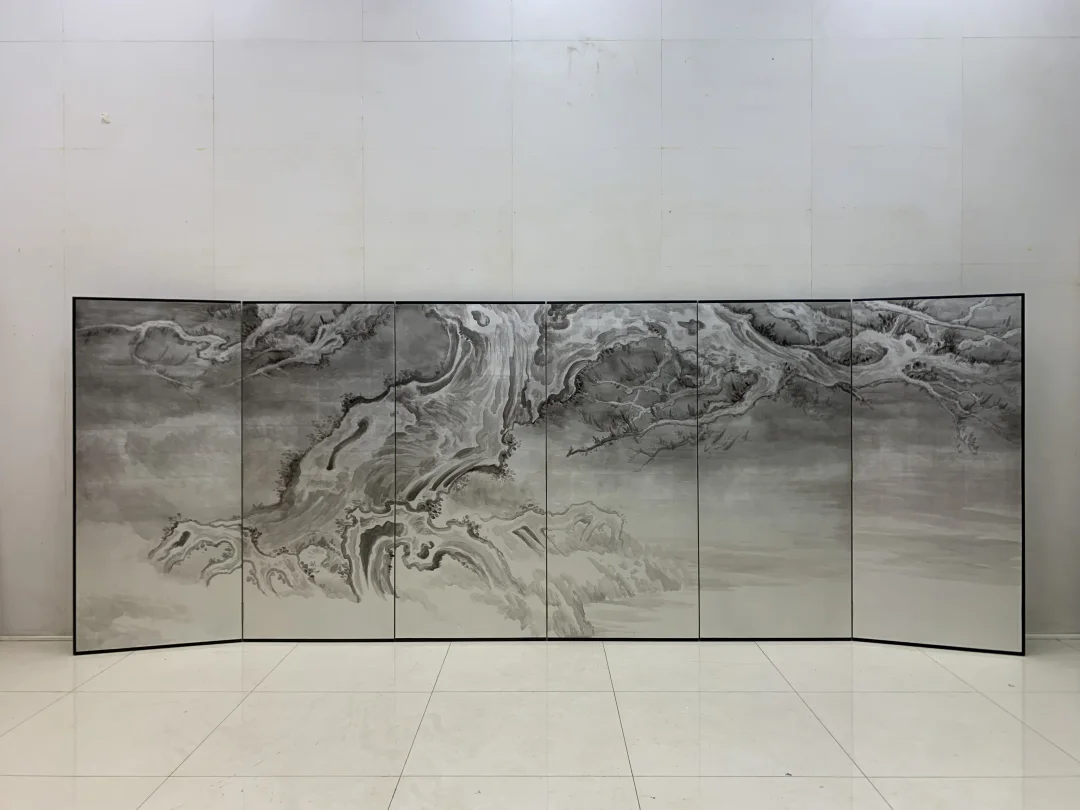 松枝入墨，山河入画。漆色晕染的肌理里，是松的傲骨，也是东方美学的留白与张力。