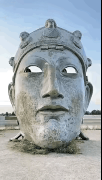 荷兰那座巨型罗马面具雕塑下，两个妹子往镂空的眼窝里一站，瞬间化身“会呼吸的眼珠子