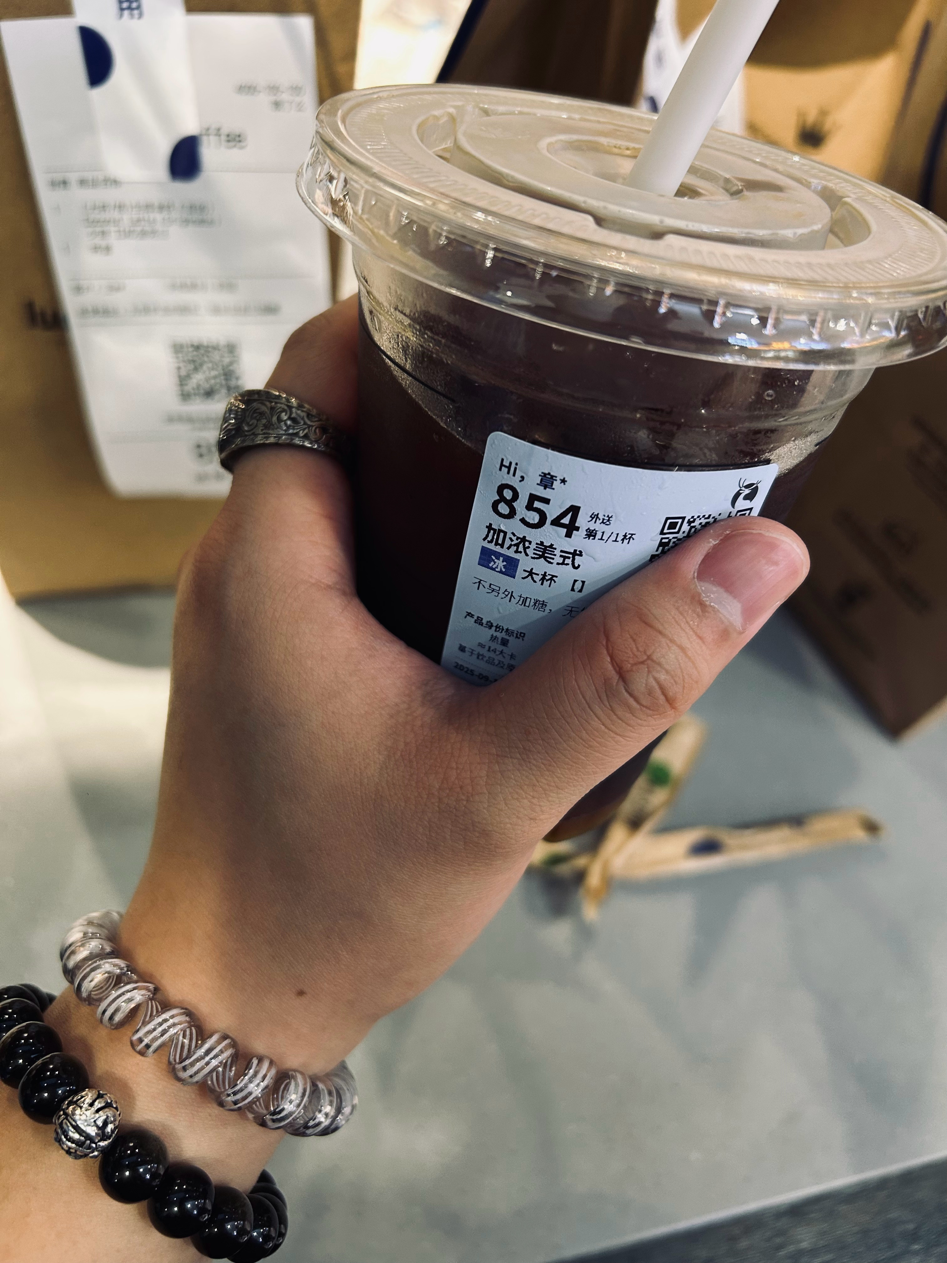 你们的加浓美式甜吗？[微笑] ​​​
