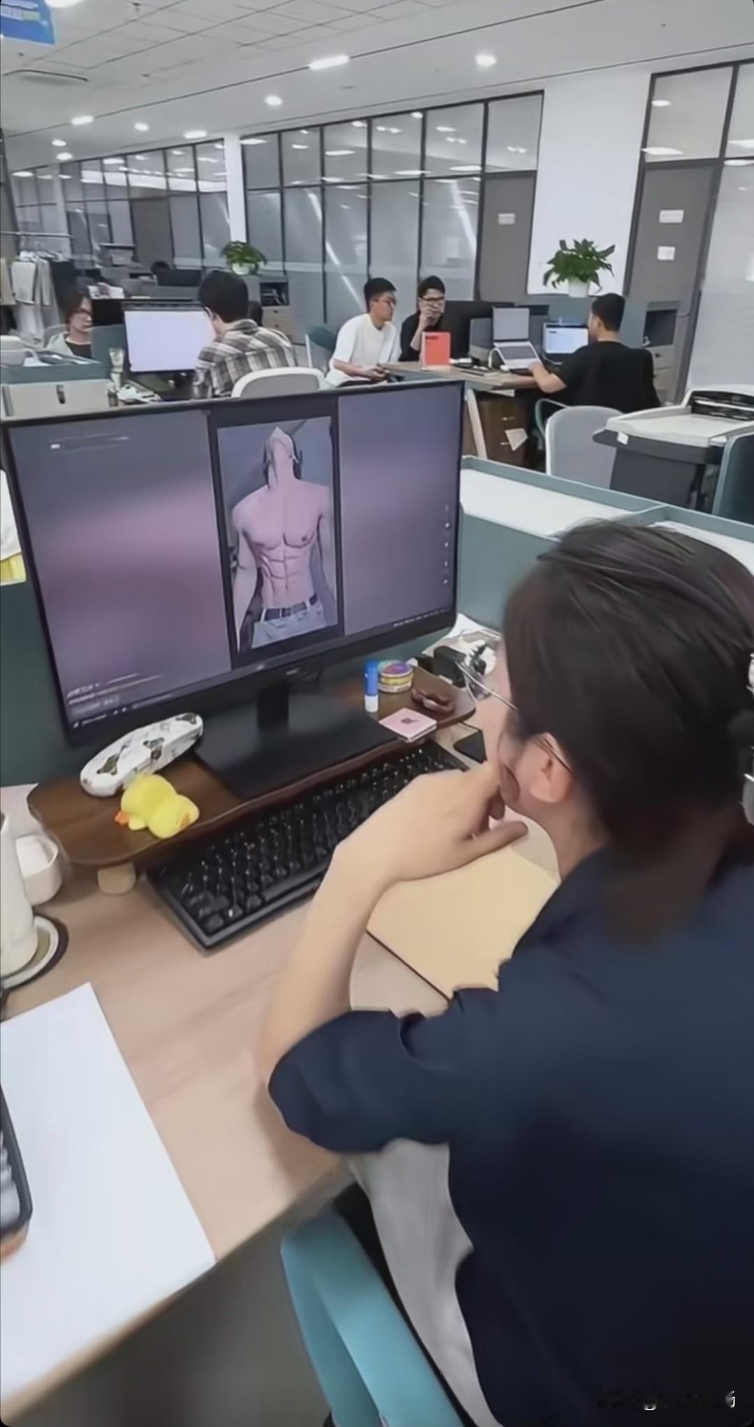 为啥很多人都嫌你穷怕你富？前些年在城里没混出名堂，过年回老家骑个破电动车，村口碰