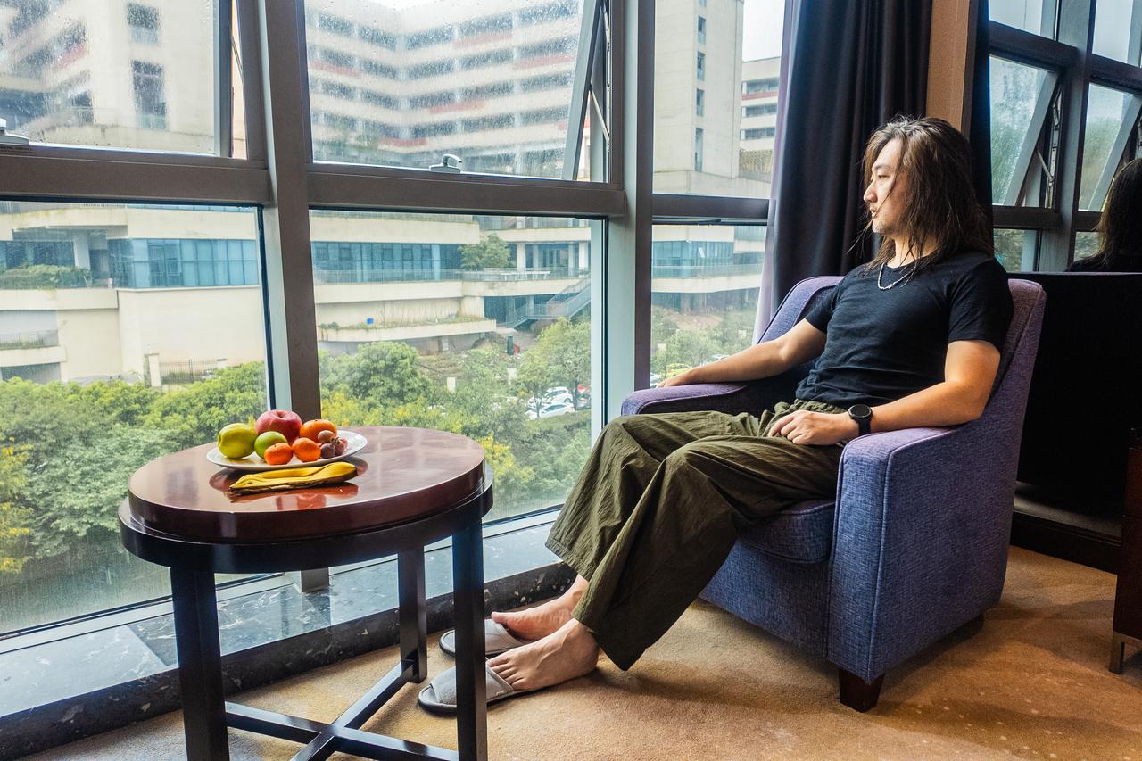 在重庆的维景国际大酒店体验了一晚，这个酒店装修风格非常老派，室内的木板是比较深的