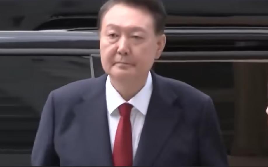 谁能想啊65岁生日这天，尹锡悦的蛋糕蜡烛全没影反倒被法务部的押送车接走了，车玻璃