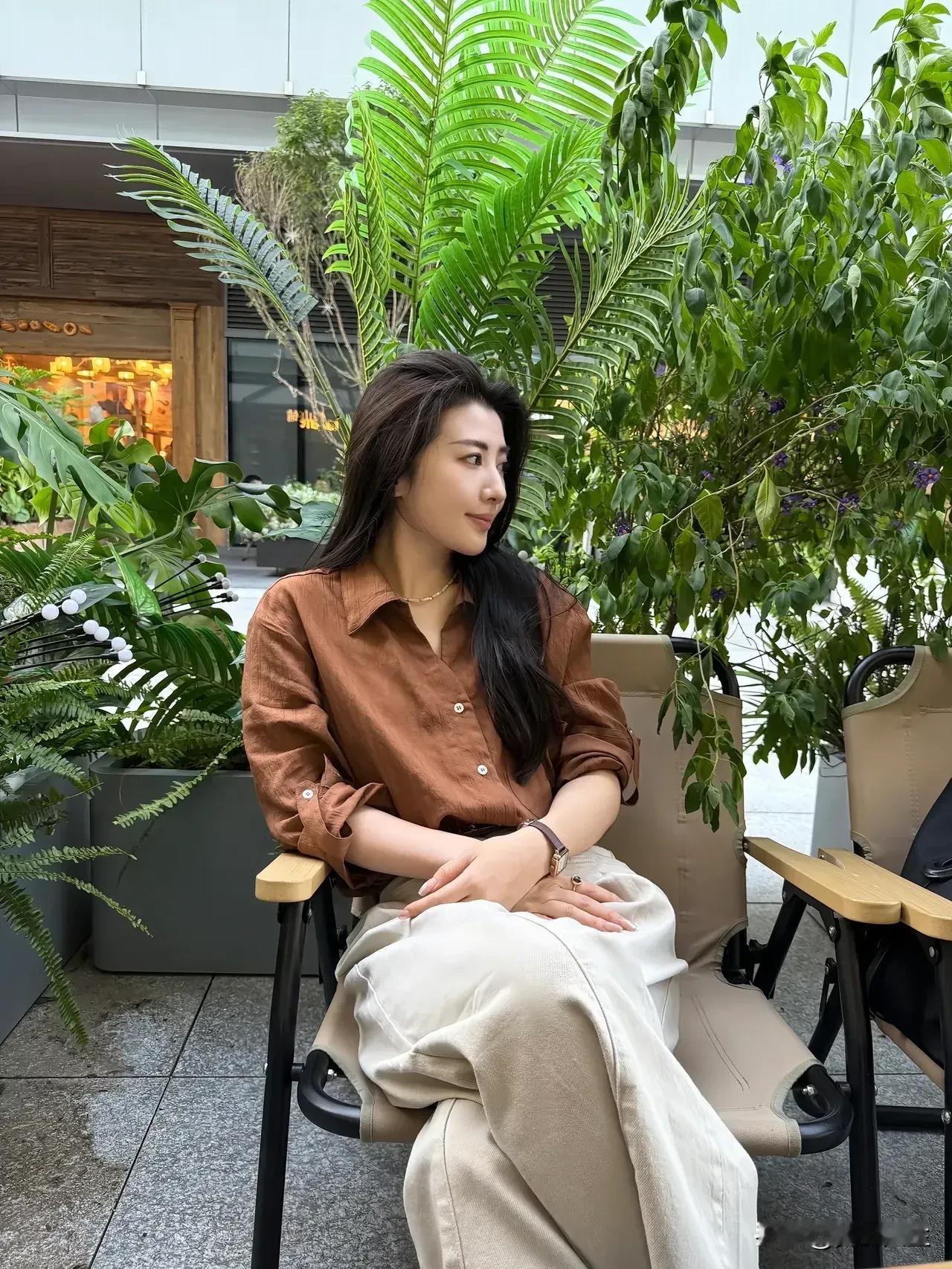 秋雨绵绵风寒凉，
落叶知秋片片黄。
轻声问候君安好？
遥祝安康与吉祥。