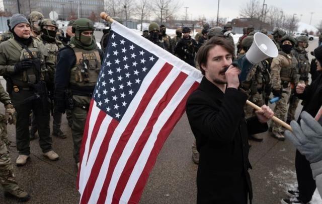 相比义和团、梁山好汉，MAGA派红脖子为啥被戏称为“乖孩子”？因为他们的“硬汉形