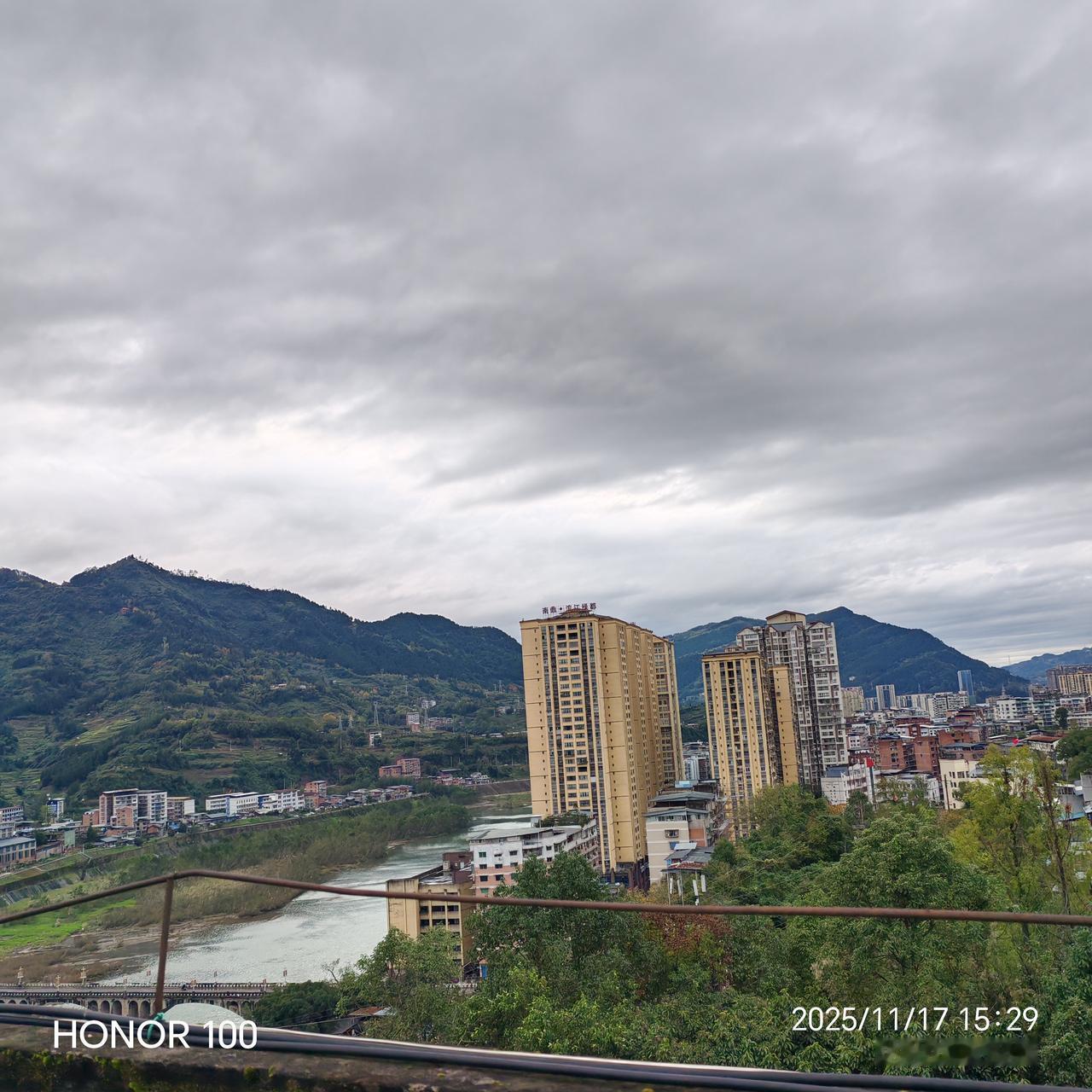 云雾缭绕的山城，现代与自然交融的达州市宣汉县。