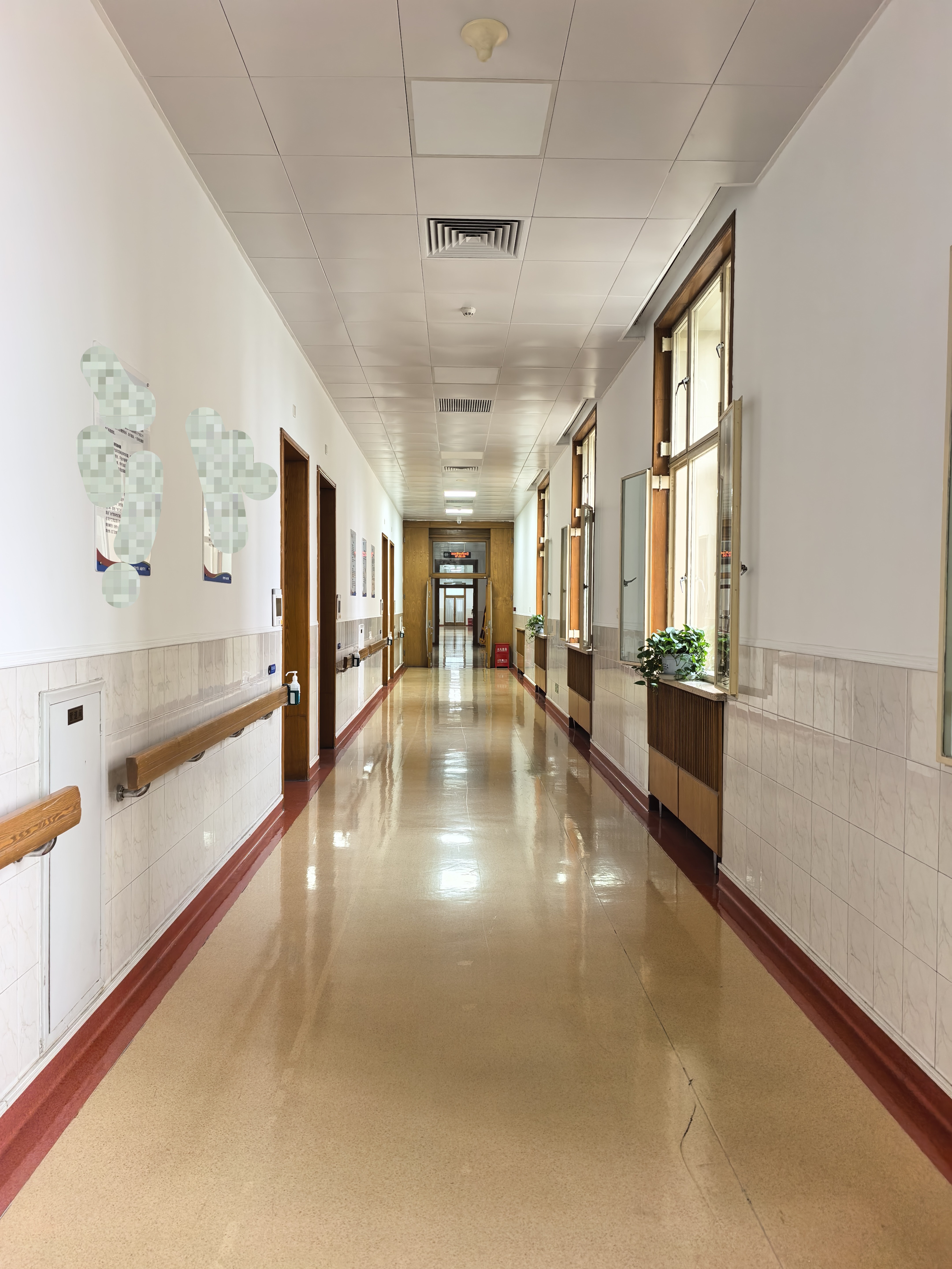 消毒水的味道，裹着换药室里的嘶吼，在走廊里回荡。我刚从那扇门后走出来，腿在抖，每