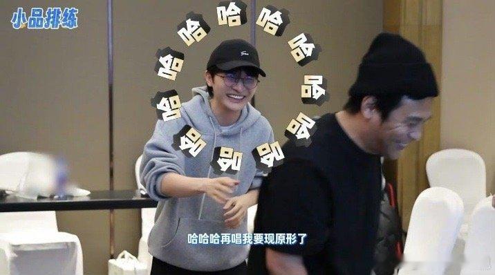 周深给宋小宝唱出鸡皮疙瘩了 他说起鸡皮疙瘩的时候还在那撸胳膊，那个画面真的好好笑