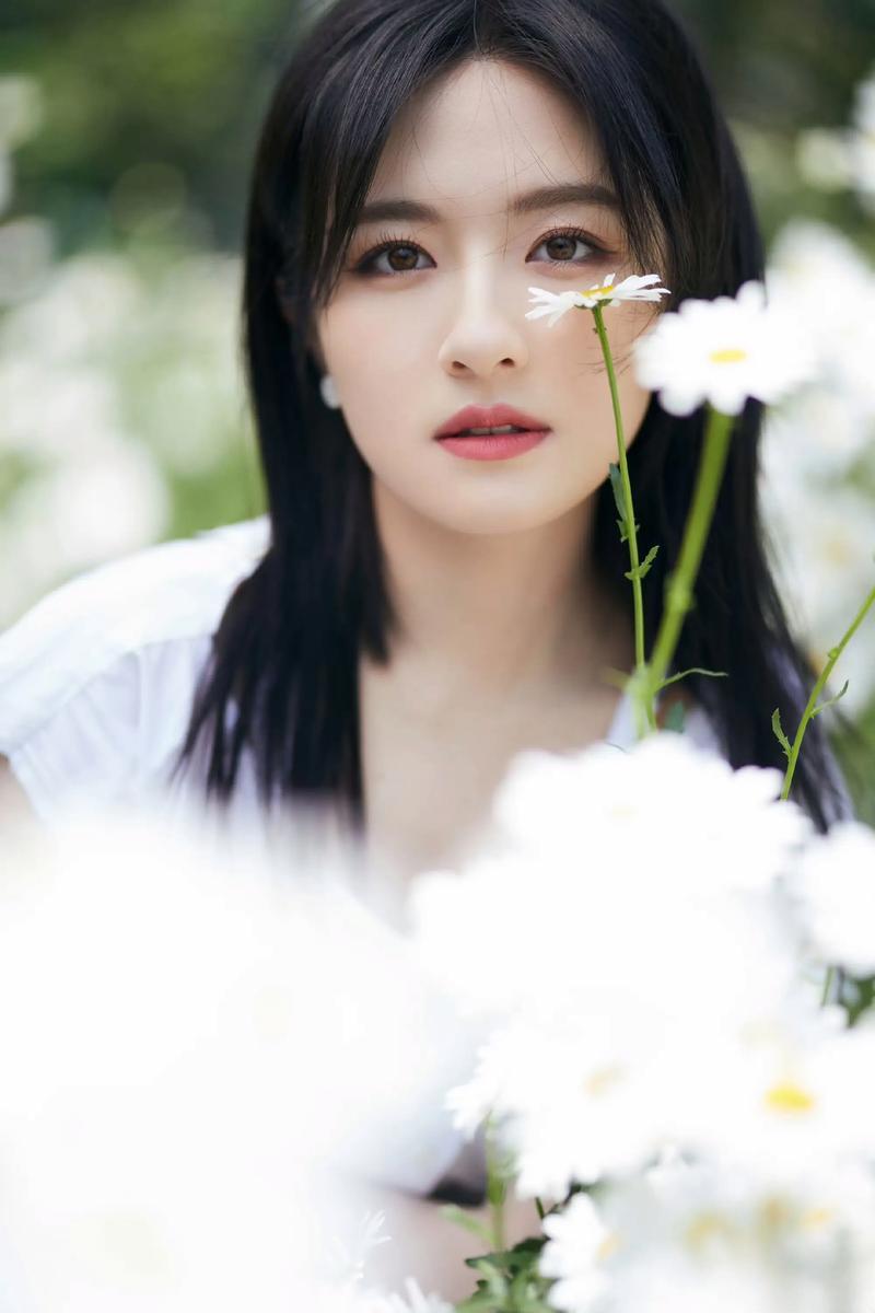 李兰迪一直被内娱低估的美貌其实她是典型的东方美人骨相。现在既保留了书卷气，又多了