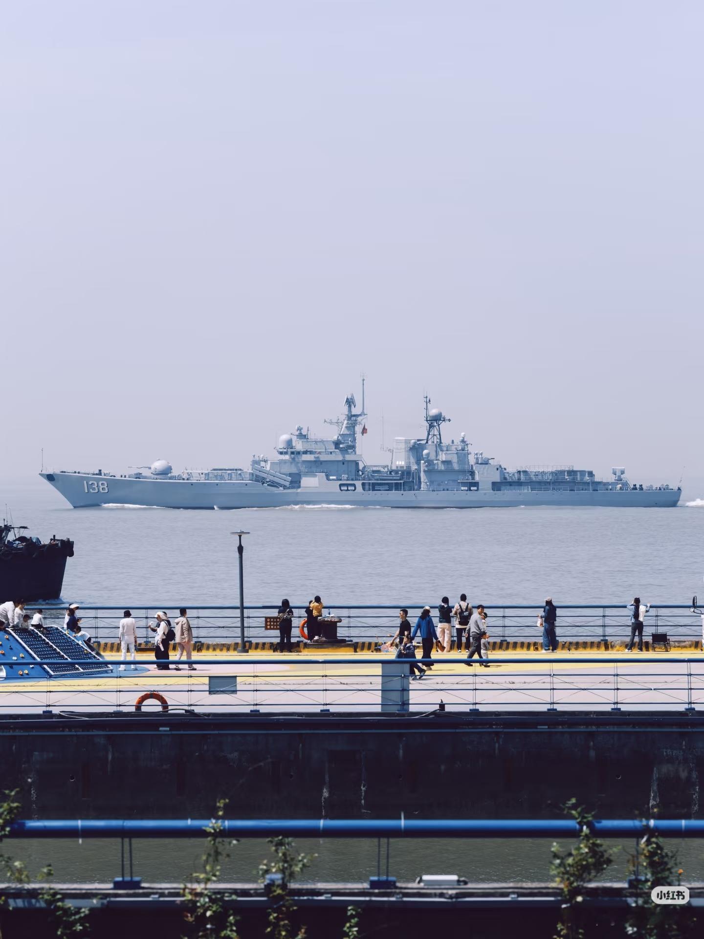 泰州舰驶过南通滨江公园。再往前就是长江口了。网页链接423海军节