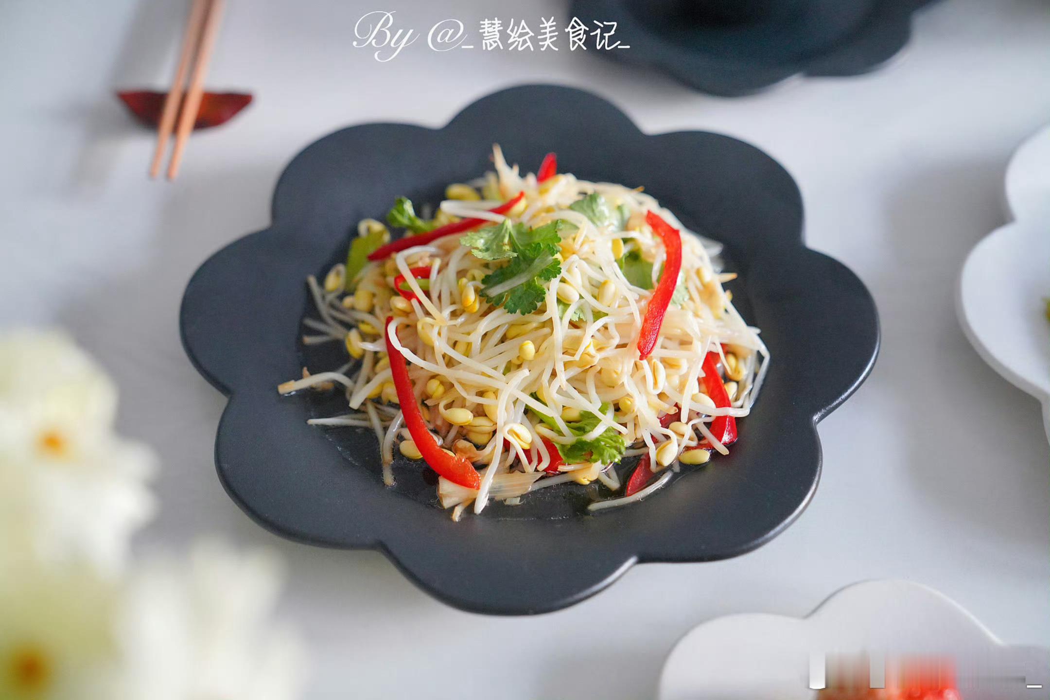 周二早呀早餐莴笋炒鸡蛋、清炒豆芽菜、小米粥、可颂、拿铁咖啡、草莓~ 我的美食日记