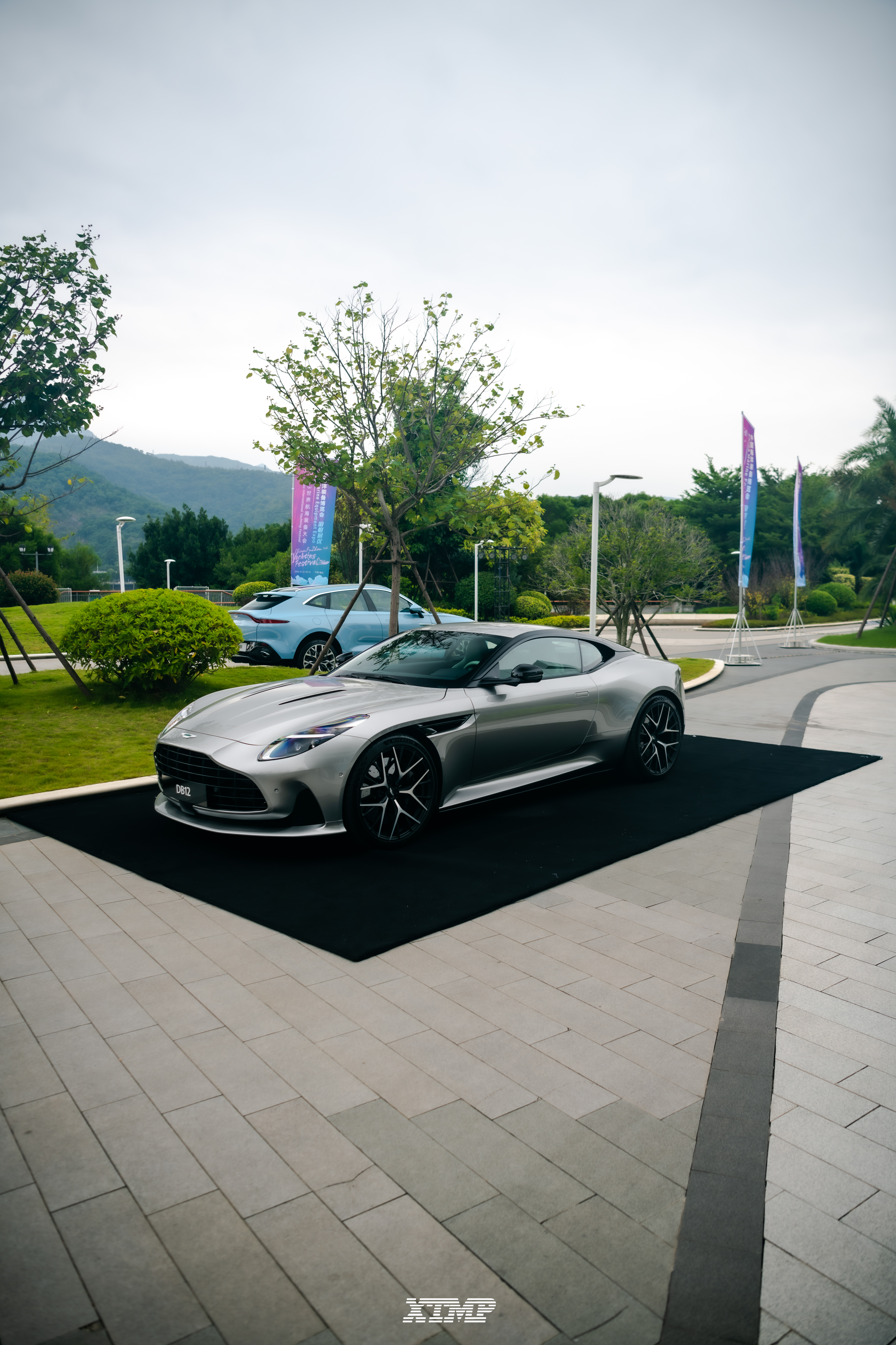 Aston Martin DB12，英国车不管外观还是内饰配上绿色感觉跟别的车完