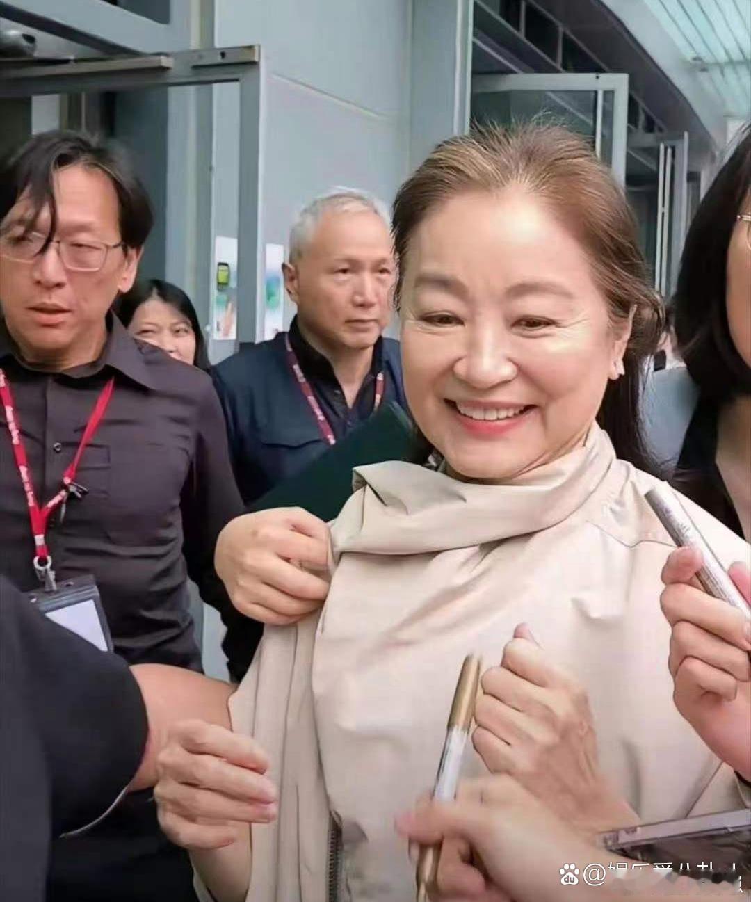 岁月匆匆，昔日风华绝代的林青霞如今已是温婉老奶奶 