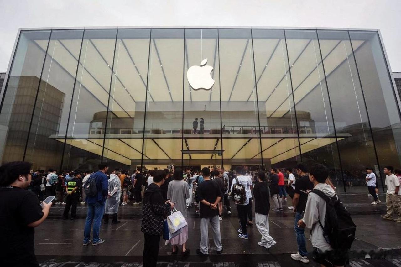 #iPhone15开售 有人5点去门店排队#每年新iPhone发售，基本上都有人