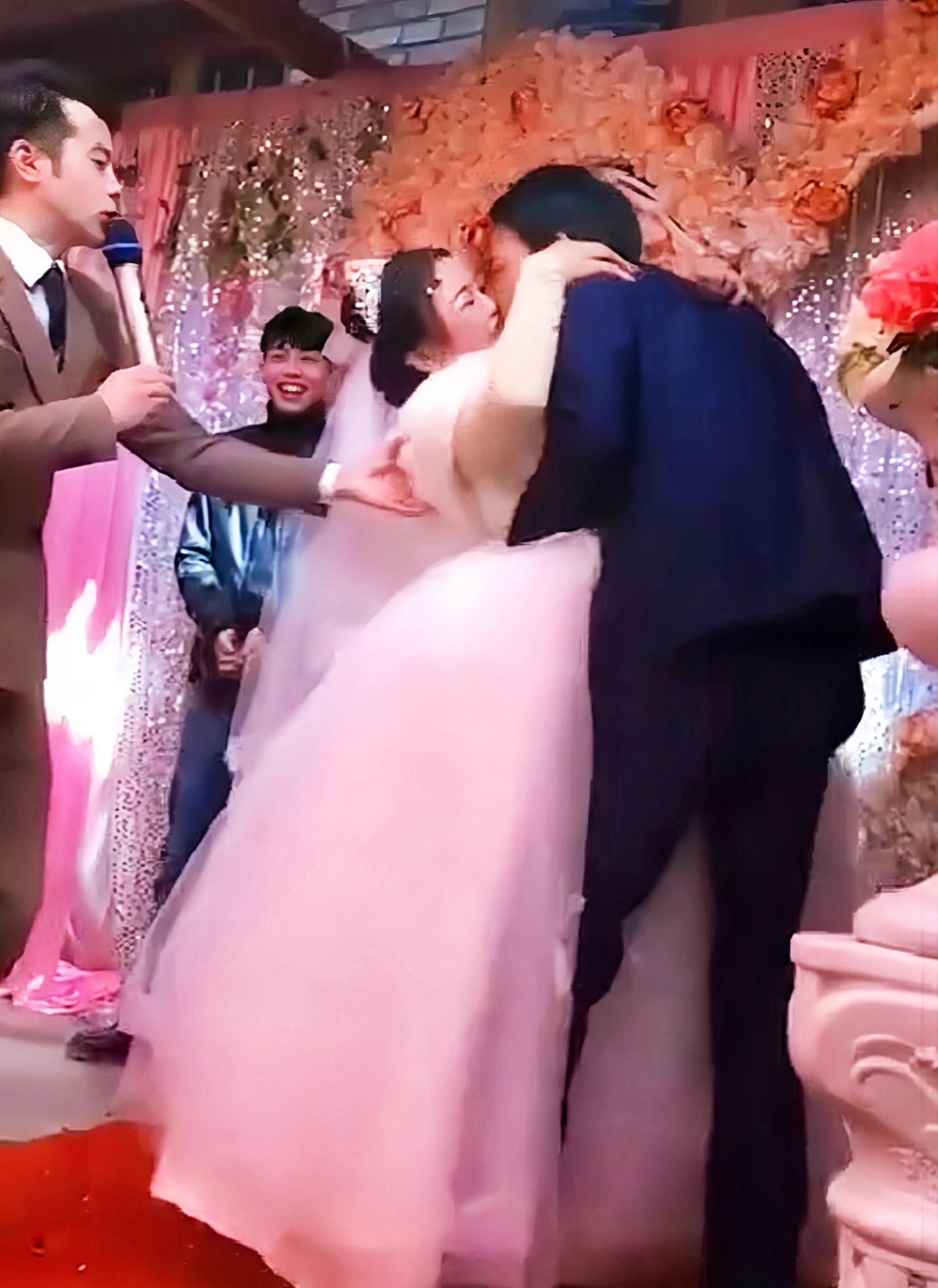 新郎新娘婚礼现场激情……