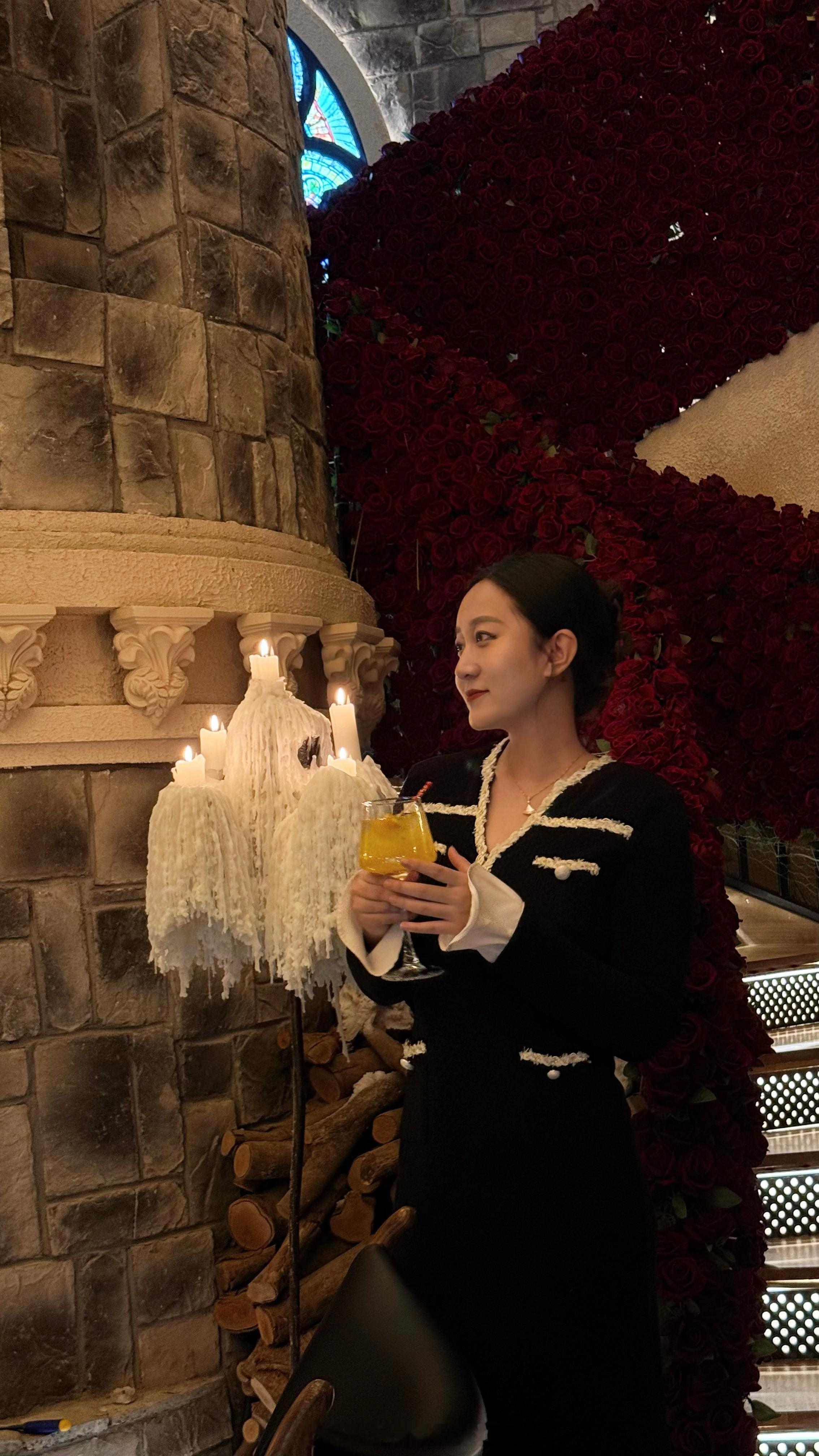玫瑰不用长高 爱她的人自会为她弯腰  ​​​